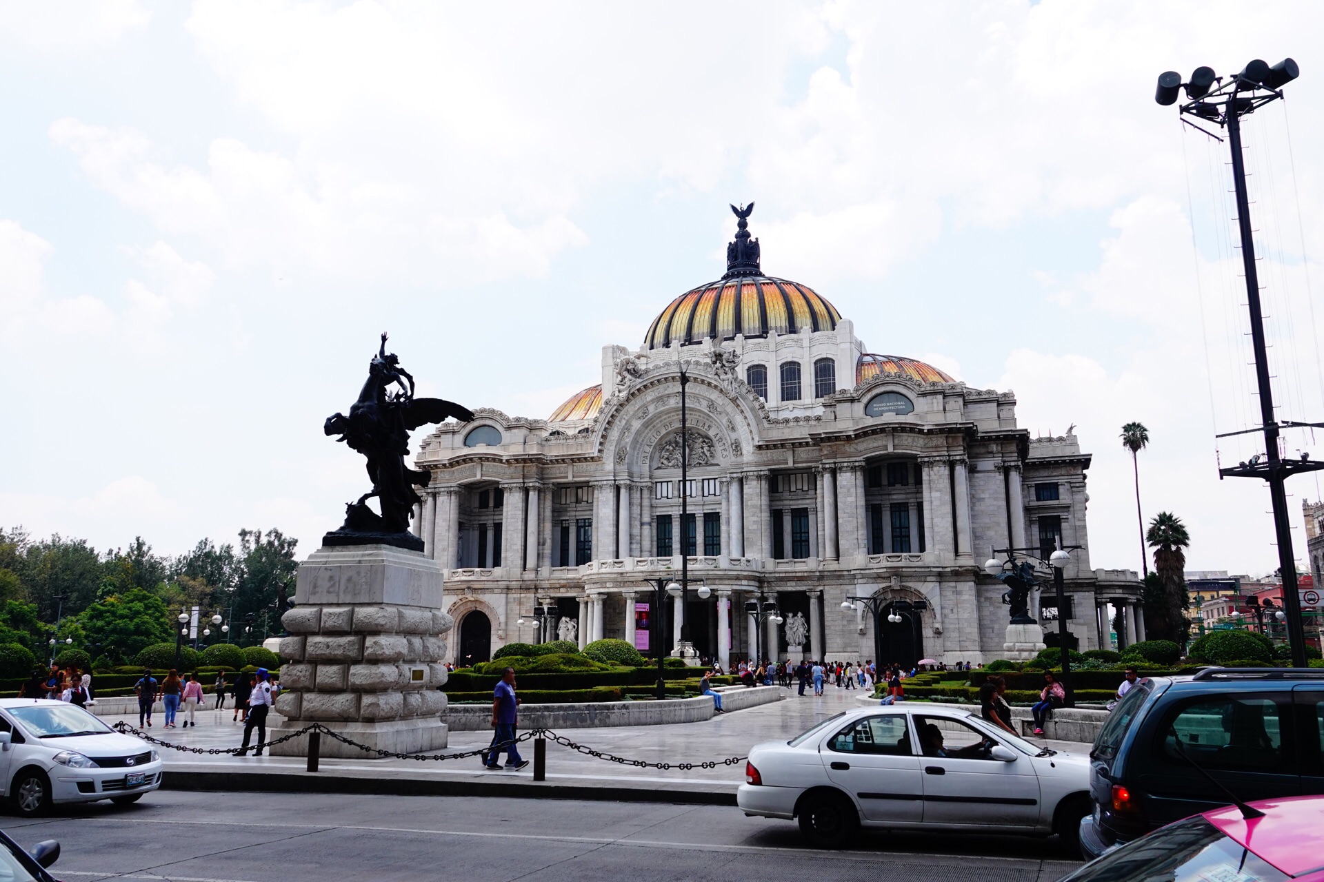 墨西哥城国家美术馆就是艺术宫,建筑造型独特,是墨西哥城的地标性建筑