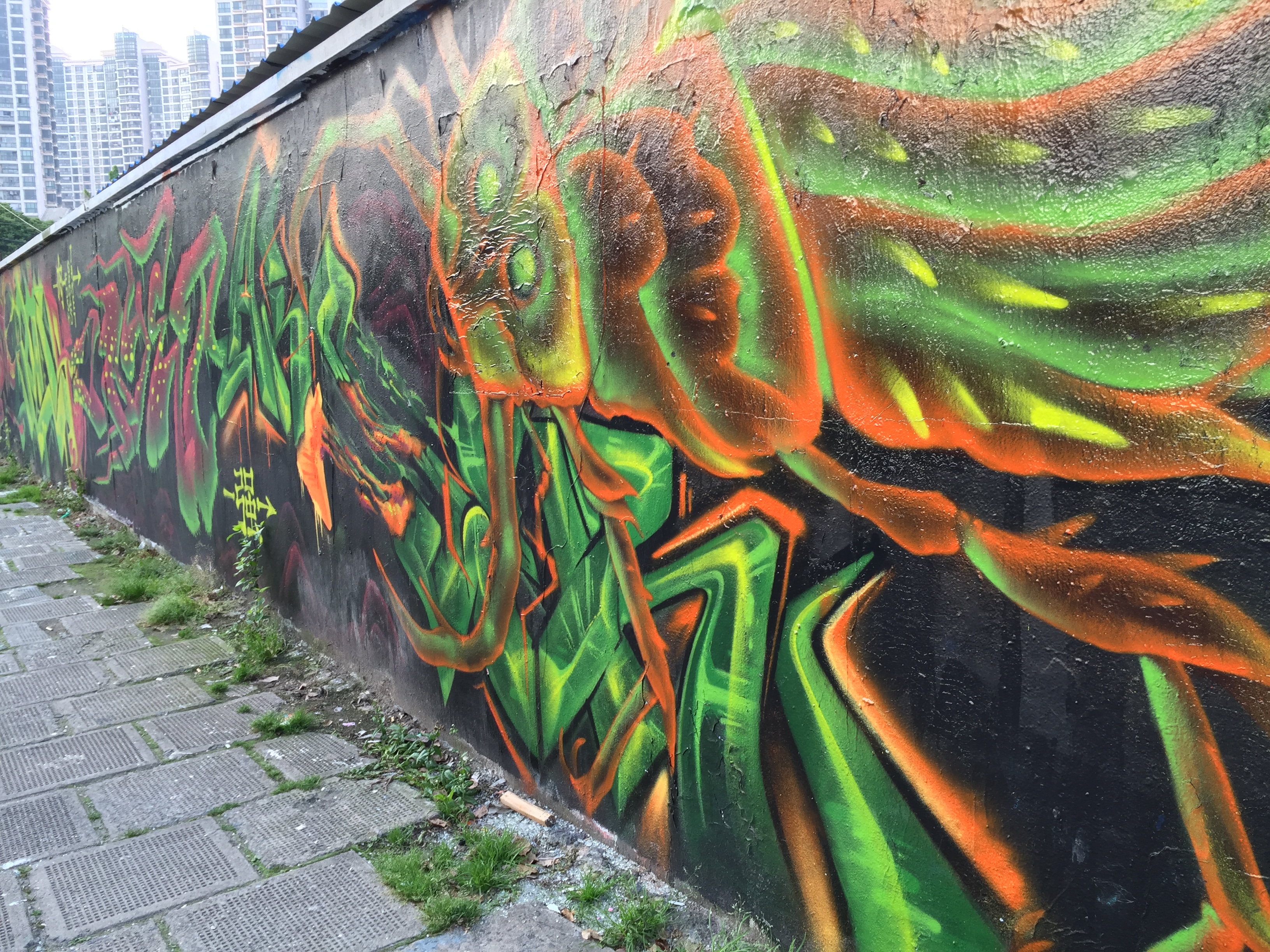 攻略】上海莫干山路景点,很有文艺气息的一条路,尤其是两边的涂鸦墙