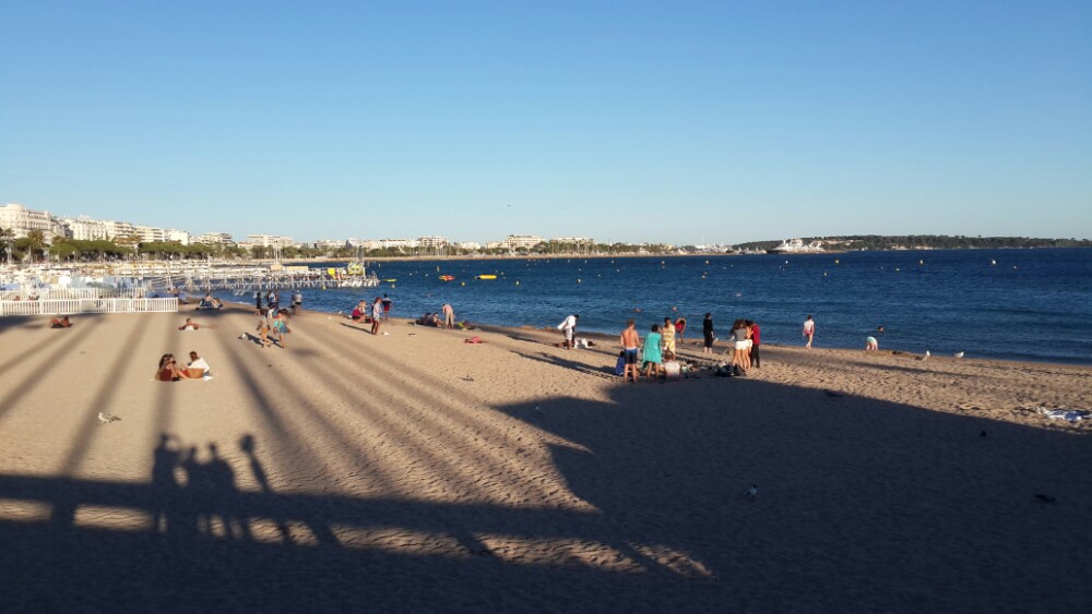 马丁内斯海滩就在戛纳电影节宫左侧,一片平坦海滩,沙质较细,游玩的人