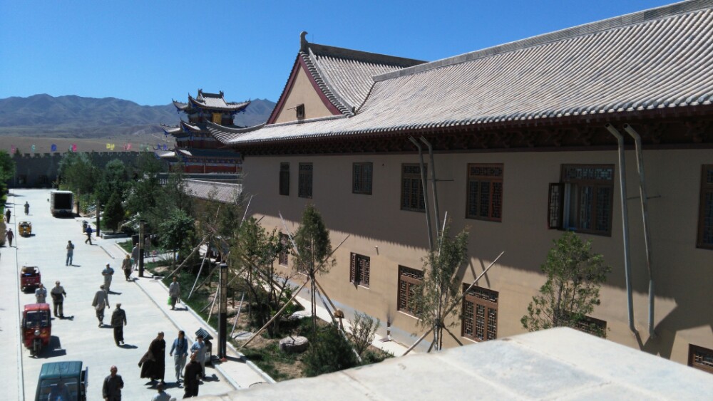 骊靬古城景区分为金山寺骊靬古城和骊靬遗址两部分在金昌市区可以在