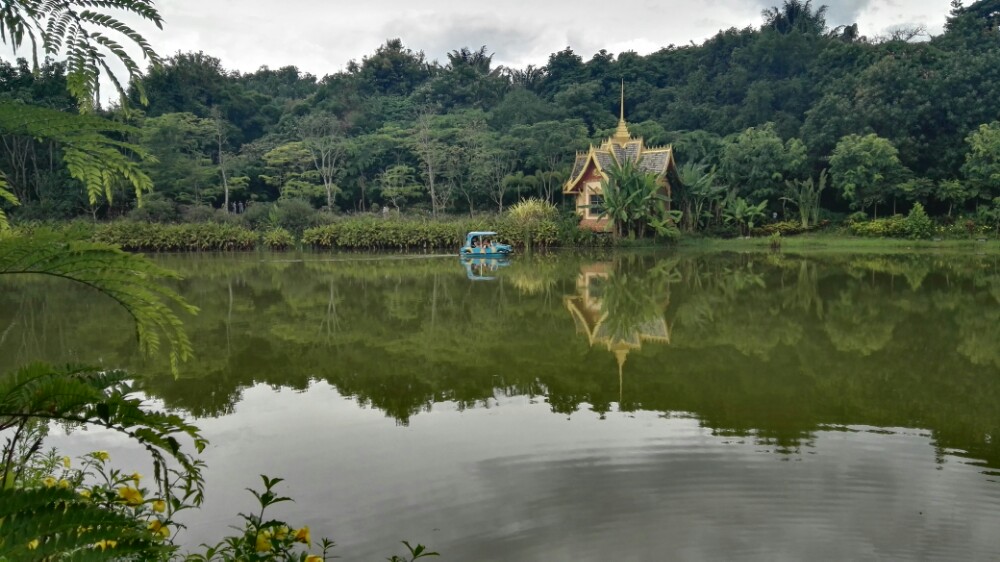 總佛寺在曼聽公園出口處寺院很安靜相比大佛寺那麼重的商業化總佛寺