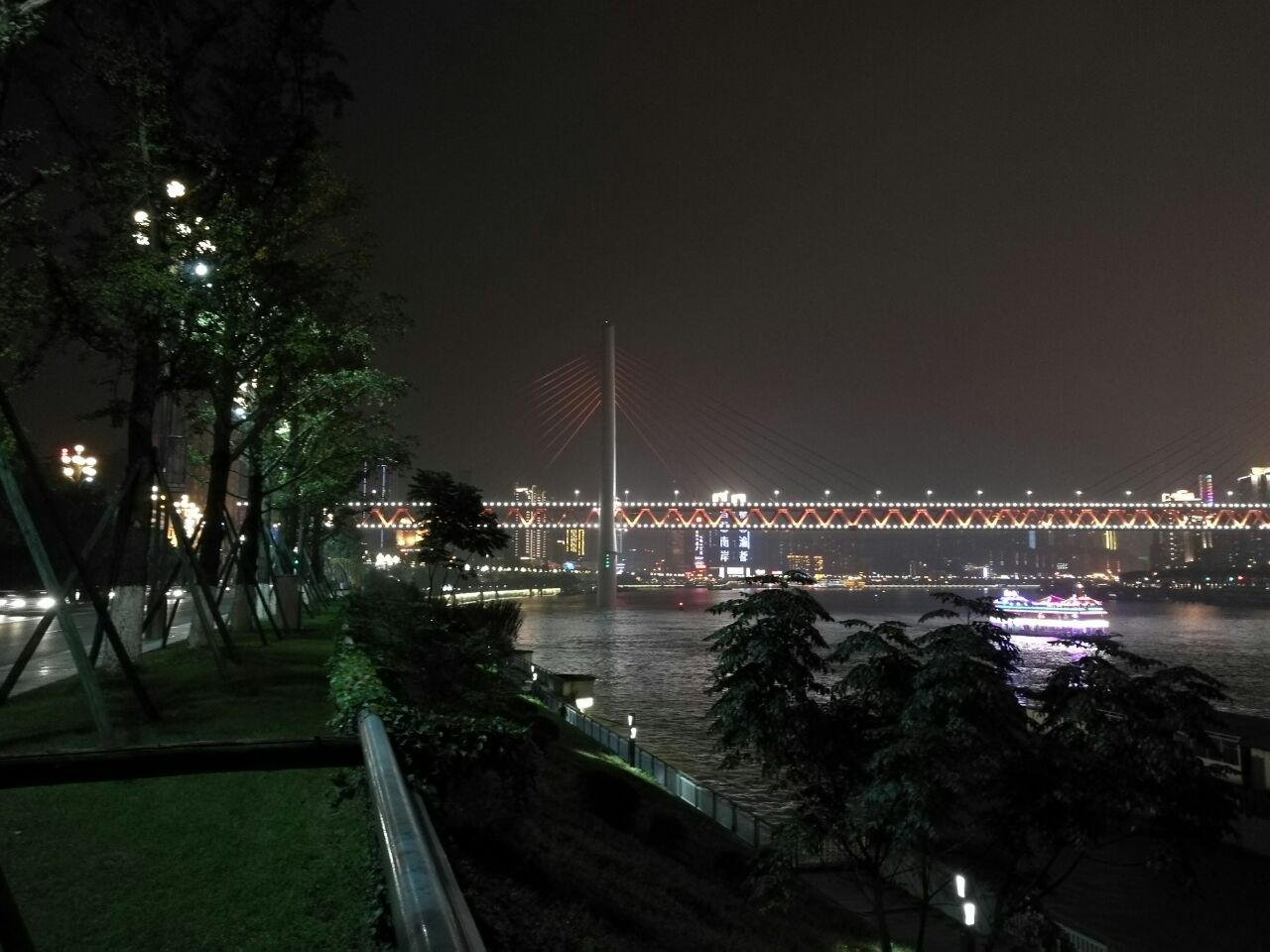 【携程攻略】重庆南滨路景点,南滨路夜景还是美不胜收的 规划现代的的南岸区和对岸渝中半岛的老城…