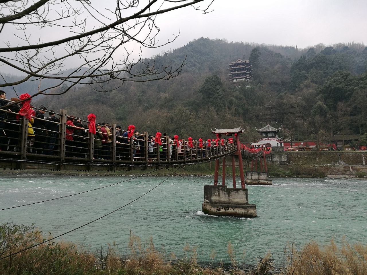 【携程攻略】都江堰安澜索桥景点,安澜索桥是鱼嘴通往二王庙的唯一