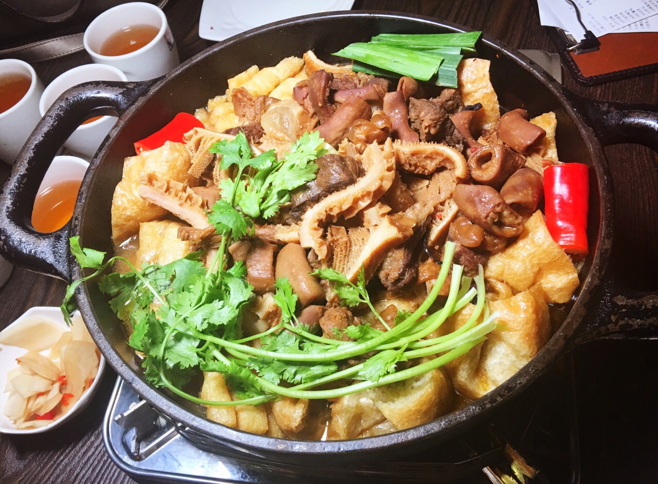 这里主打经典粤派火锅煲招牌有番茄牛腩煲牛三皇煲和牛杂煲我们人多
