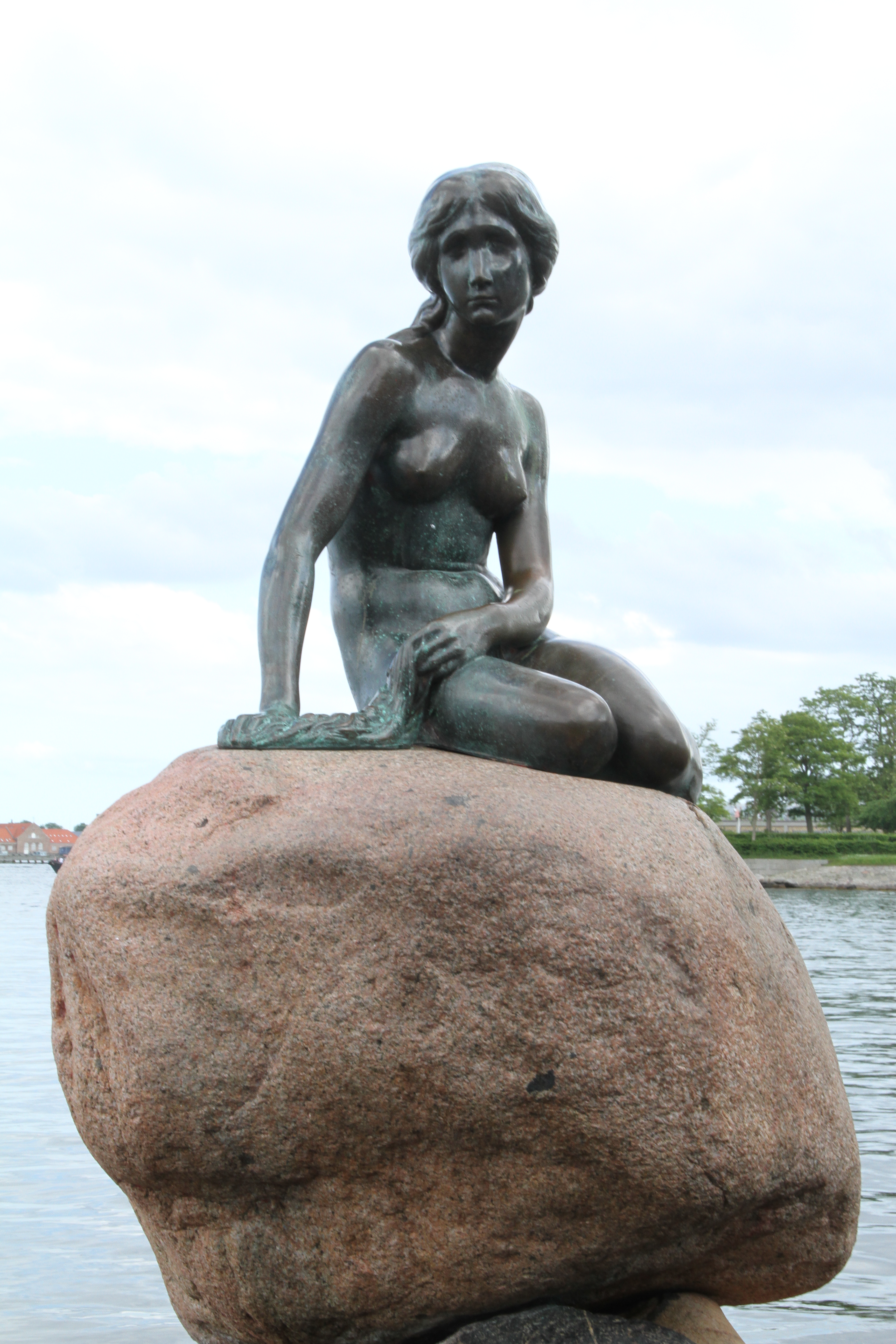 美人鱼铜像在诞生后的100多年里,也遭遇了三次劫难,被砍头断臂,不