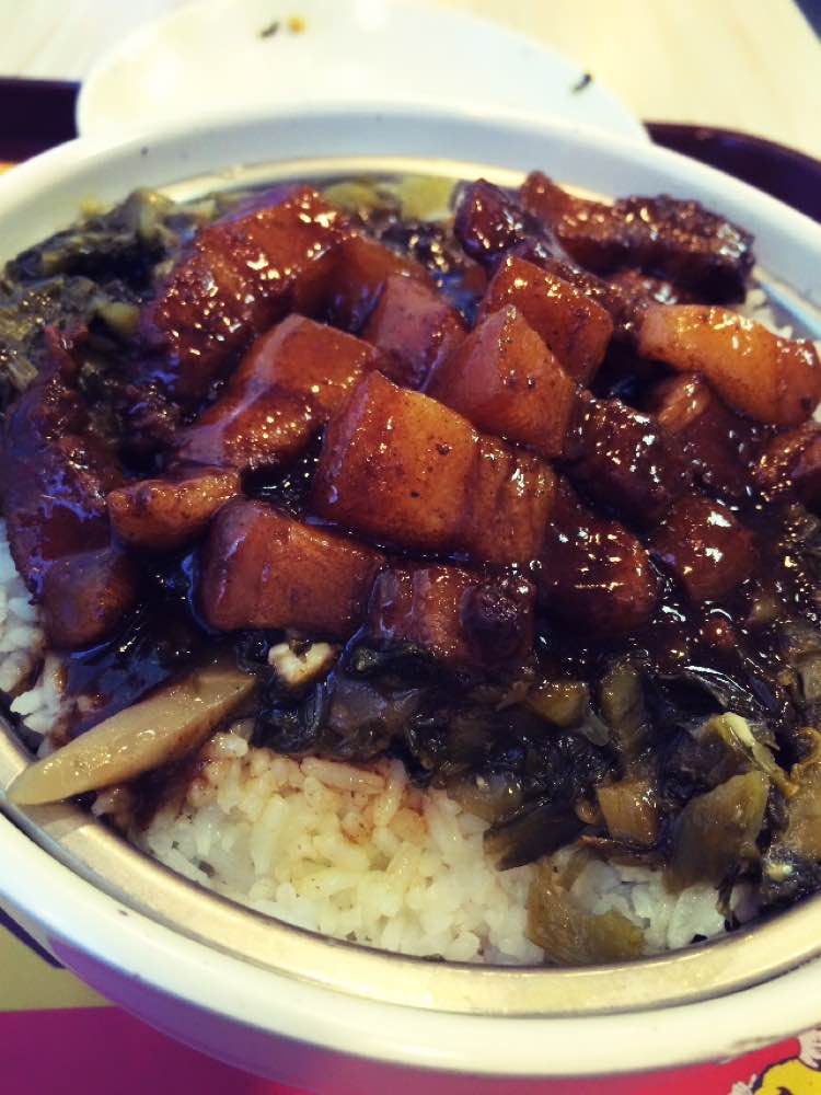 真功夫的饭菜 我最爱吃的酸菜卤肉饭 其次 是炖鸡汤 里面的菜式丰盛
