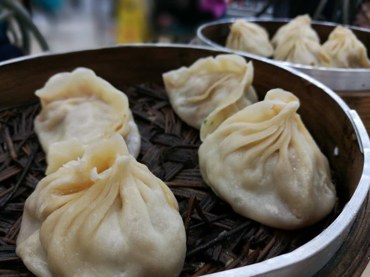 感觉是很传统的味道,非常南方.小笼包个头比较大,汤汁鲜美,肉质紧实.