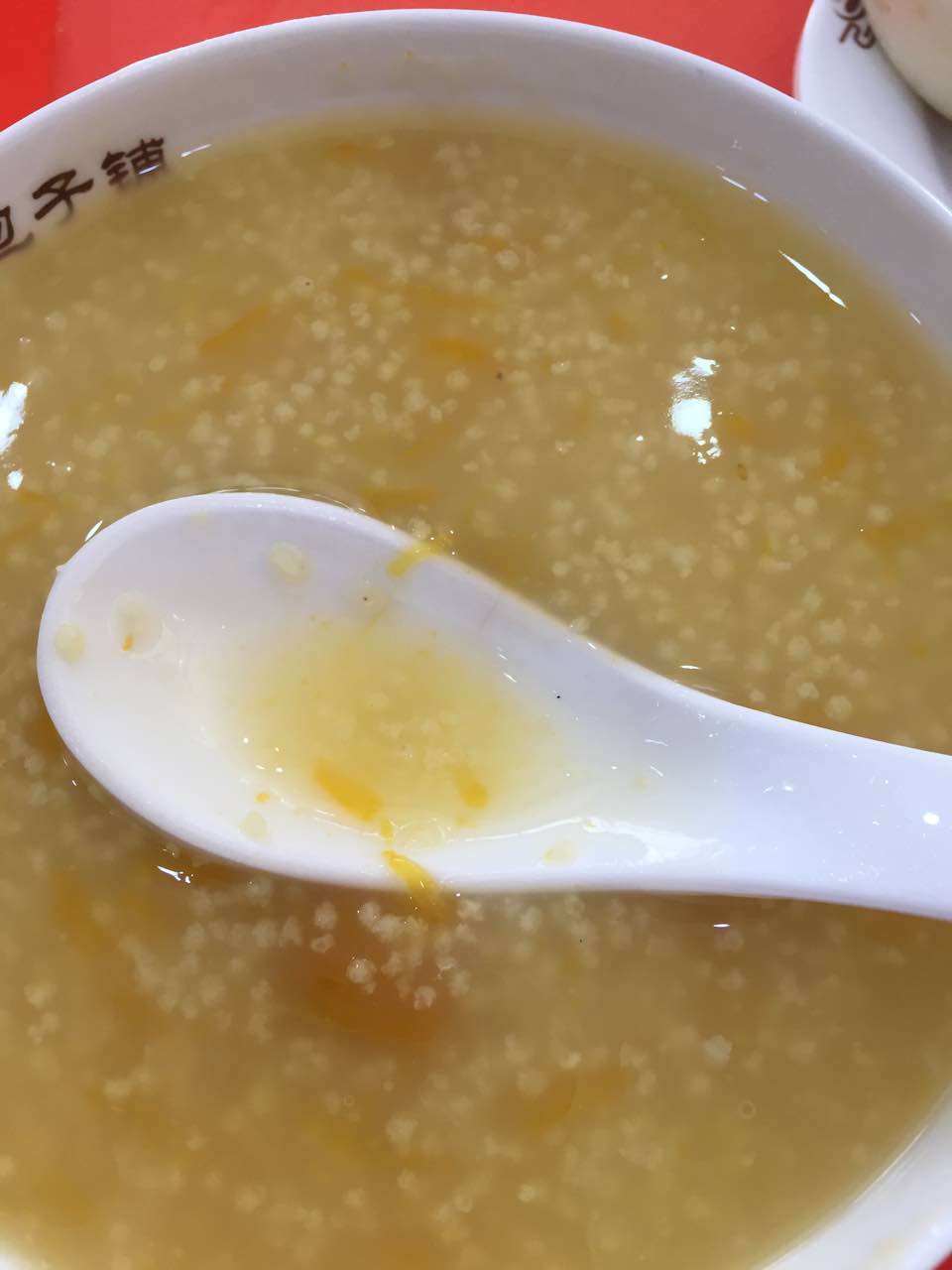 素三鮮的包子加小米粥蒜汁. 那叫一個帶勁啊……推薦這家店