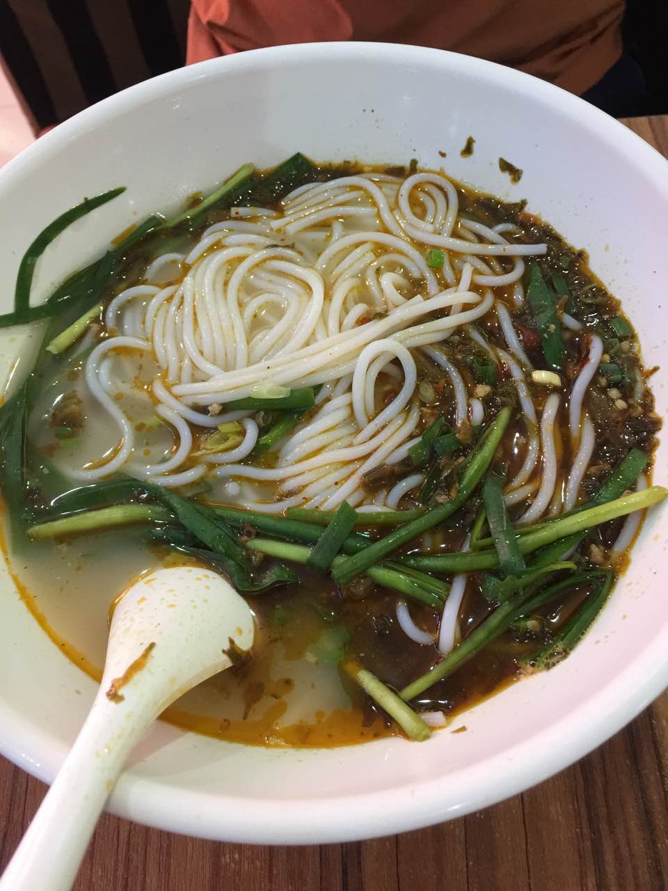 2021梨花寨过桥米线馆(奥体优托邦店)美食餐厅,米粉上的很快,看起来流