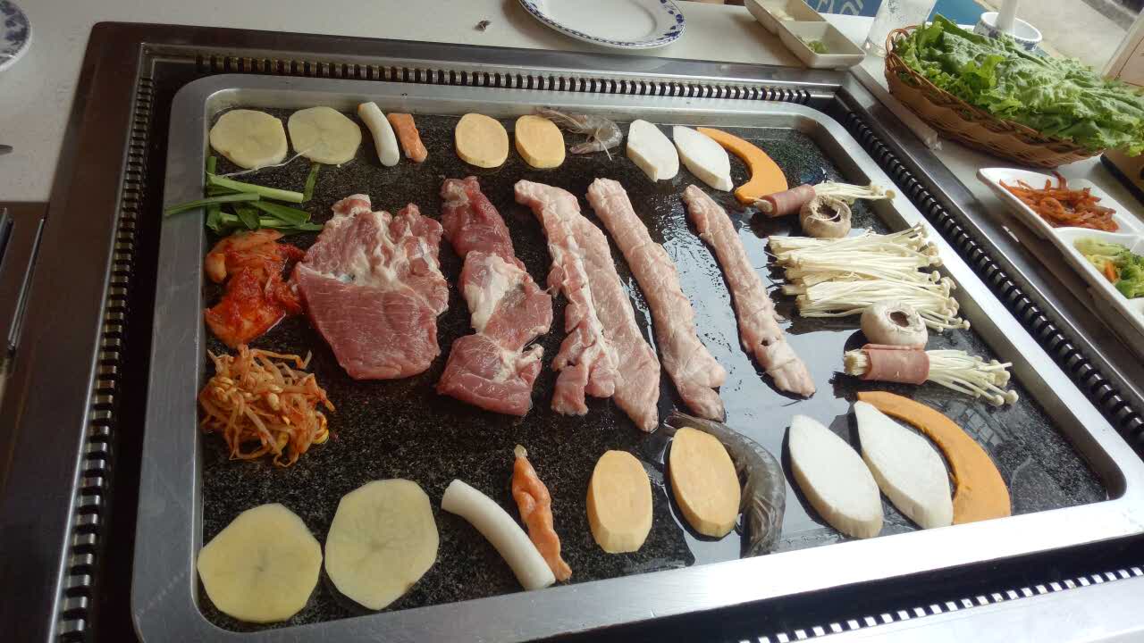 2022超大石板烤肉美食餐厅,吃烤肉喝啤酒!本来觉得肉少.