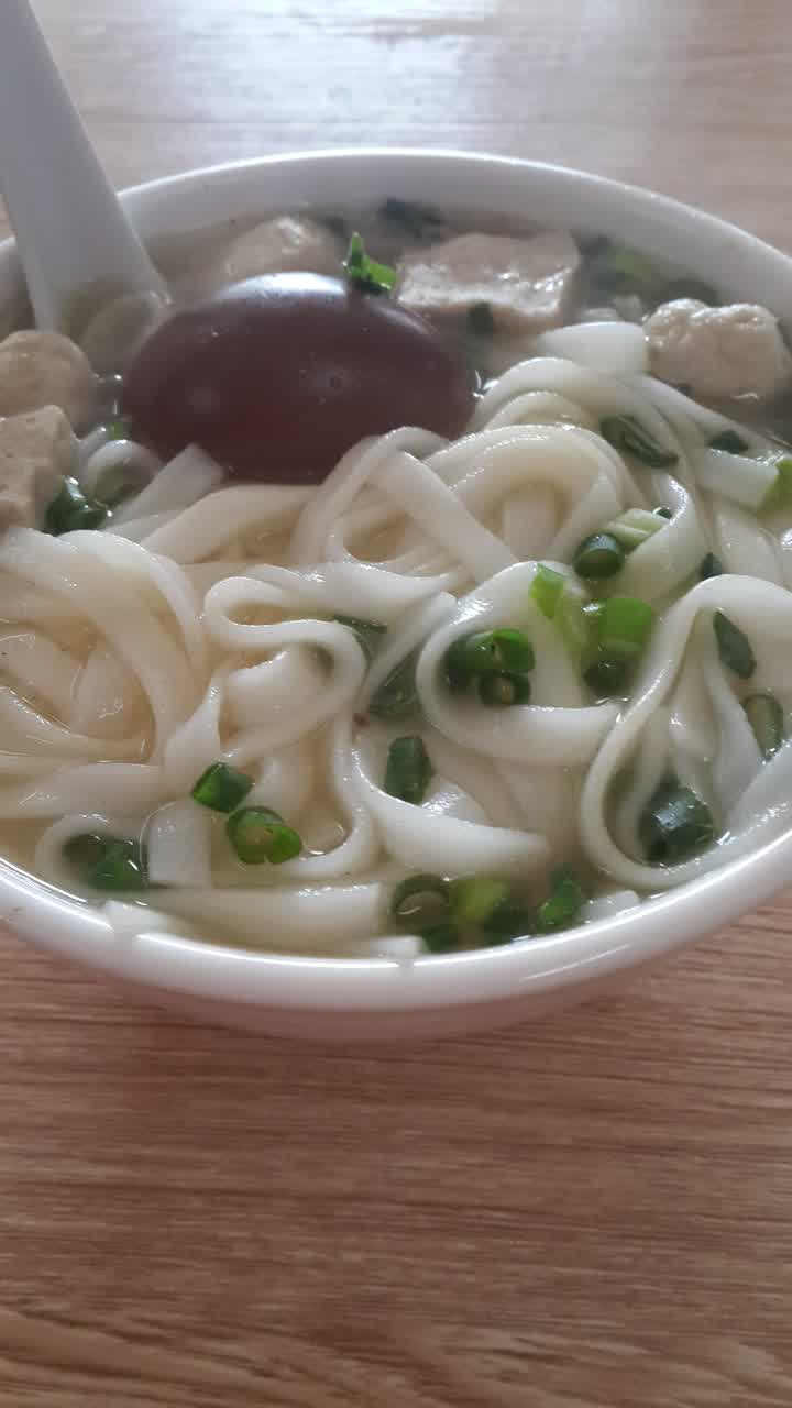 卤蛋肉丸粉,6块到20都有,吃了6块的,很实惠,分量合适,汤底很浓郁.