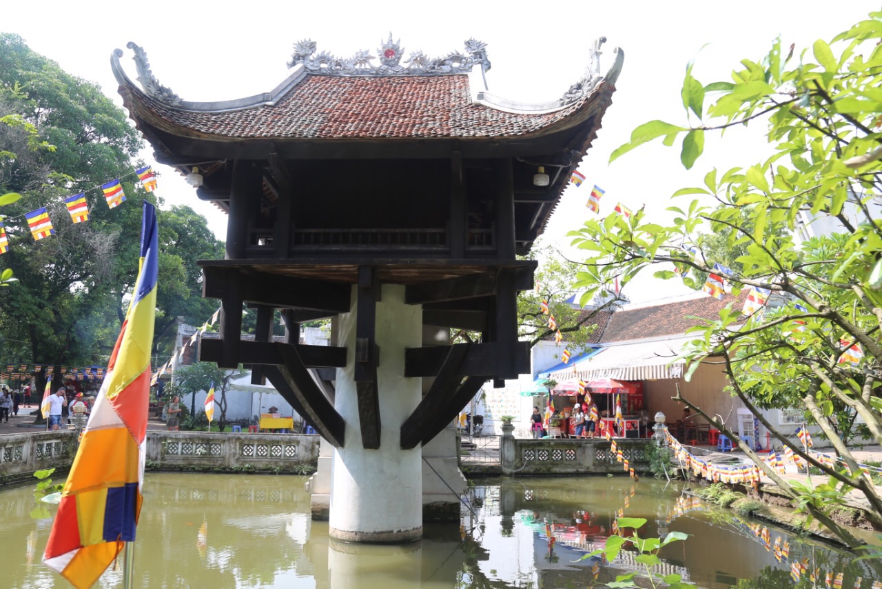 独柱寺是一个非常有特色的寺庙就一个亭子大小里面供奉着千手观音但因