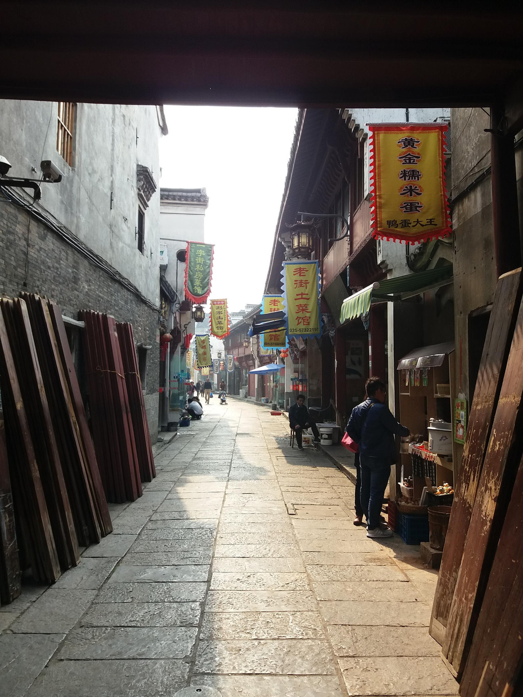 街上店铺林立,销售食物有三(芡实糕,鸭脚包,螃蟹—高淳老街游览观