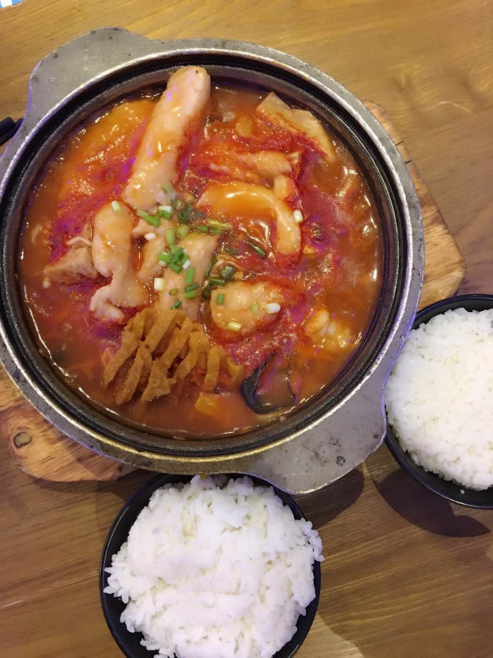 美食餐厅,蛮好吃的!也不贵!三个人才