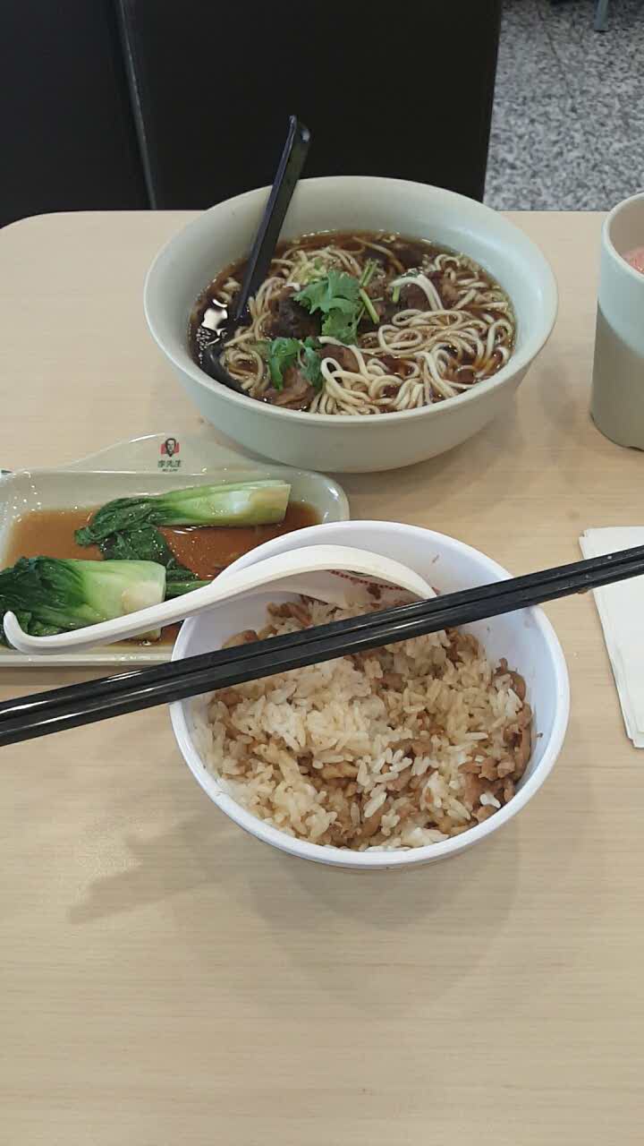 2021李先生牛肉面大王(济南西站店)美食餐厅,就是高铁站可能有点贵.