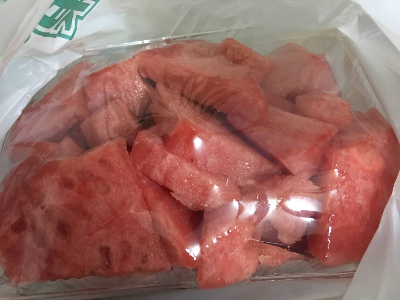 东西蛮好的,而且服务也不错,西瓜买完居然可以帮忙切了装盒里,嘻嘻