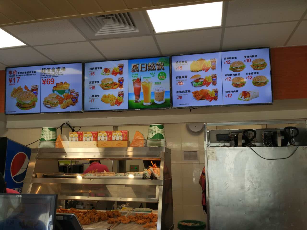 2023华莱士·炸鸡汉堡(何山店)美食餐厅,点餐速度慢,服务员有点手忙.