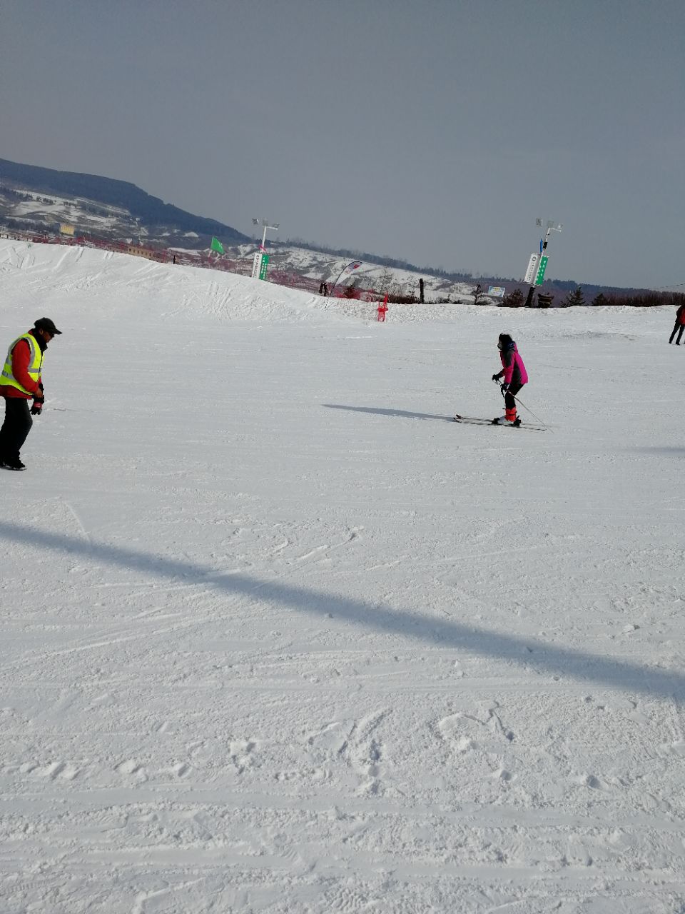 鸣山绿洲滑雪场 苏群图片