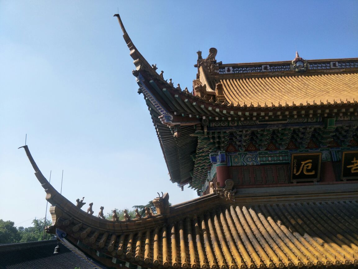 直指云天,无论近观远眺,总见寺而不见山,向有"金山寺裹山"的说法,北京