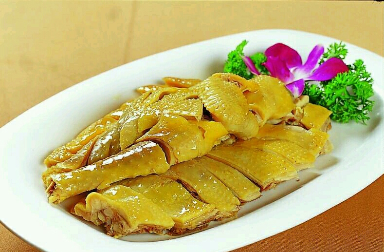 分量也还蛮够的,价格也不算太贵,客家菜,酿豆腐,肉丸,咸香鸡等等,可以