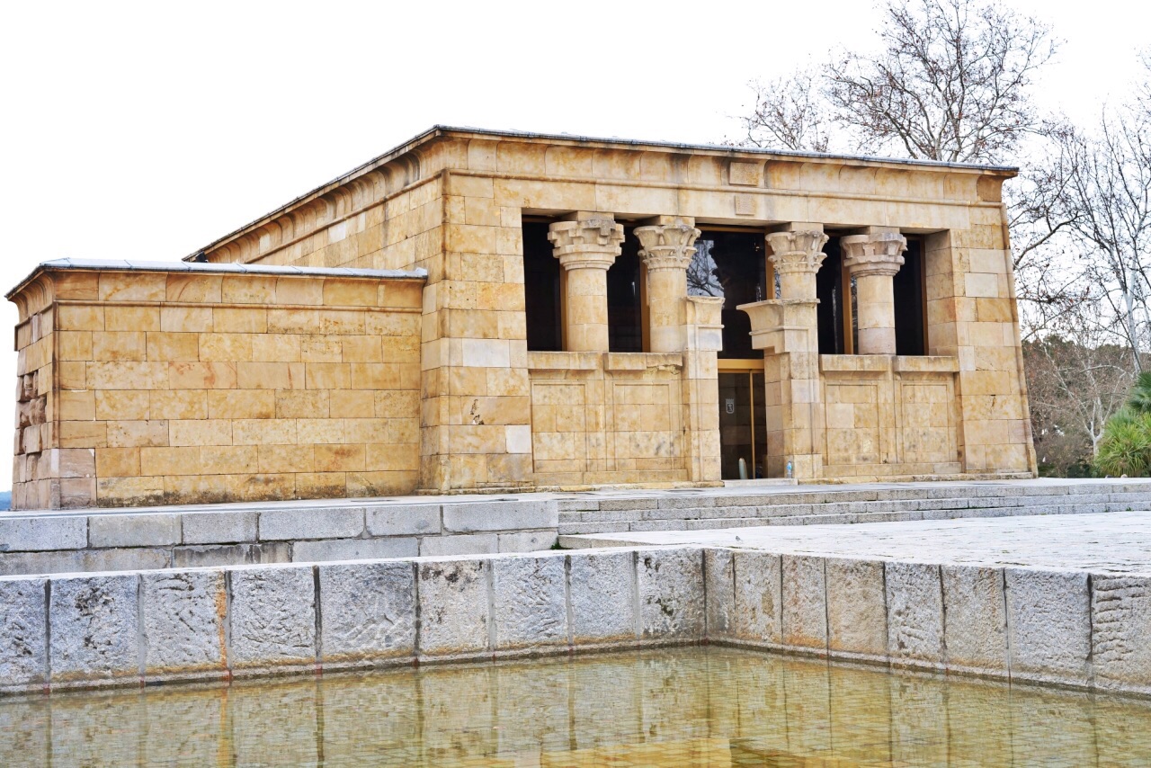 这是一所在马德里异地重建的古埃及庙宇,用于供奉女神艾西斯.
