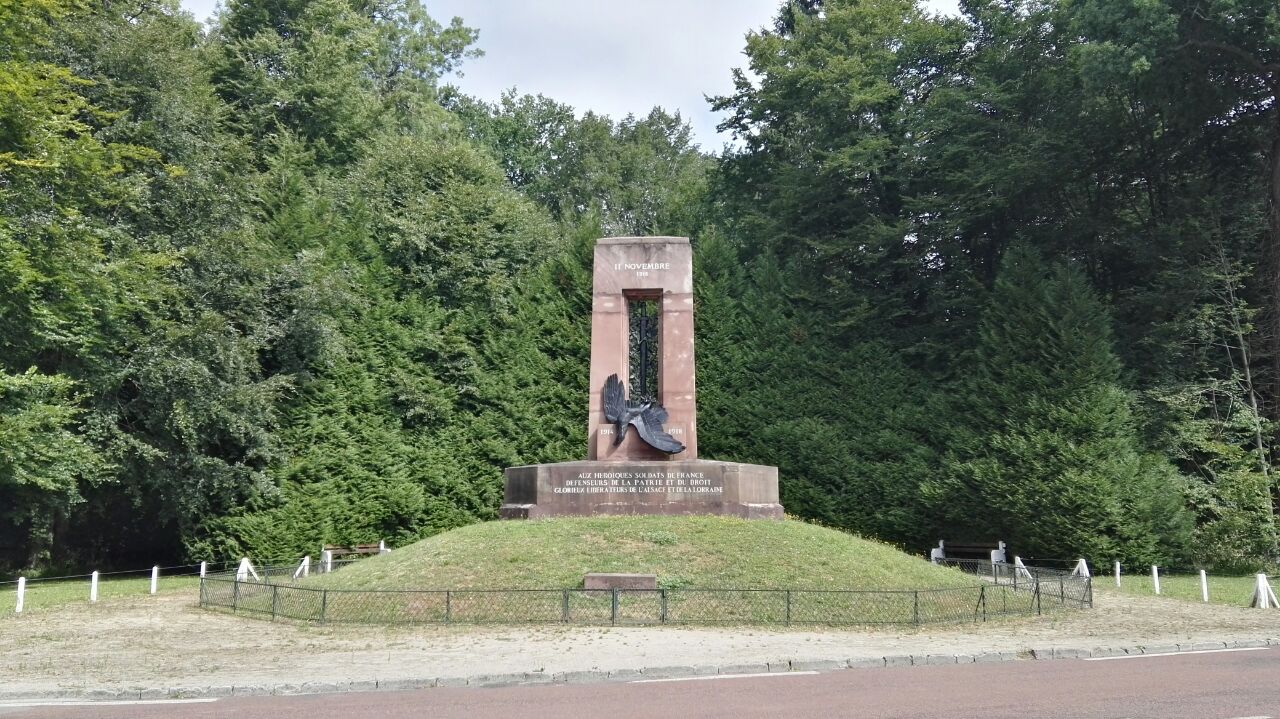 样的大气,不一样的是游客极少,还有中文导览,更加出名的是贡比涅森林