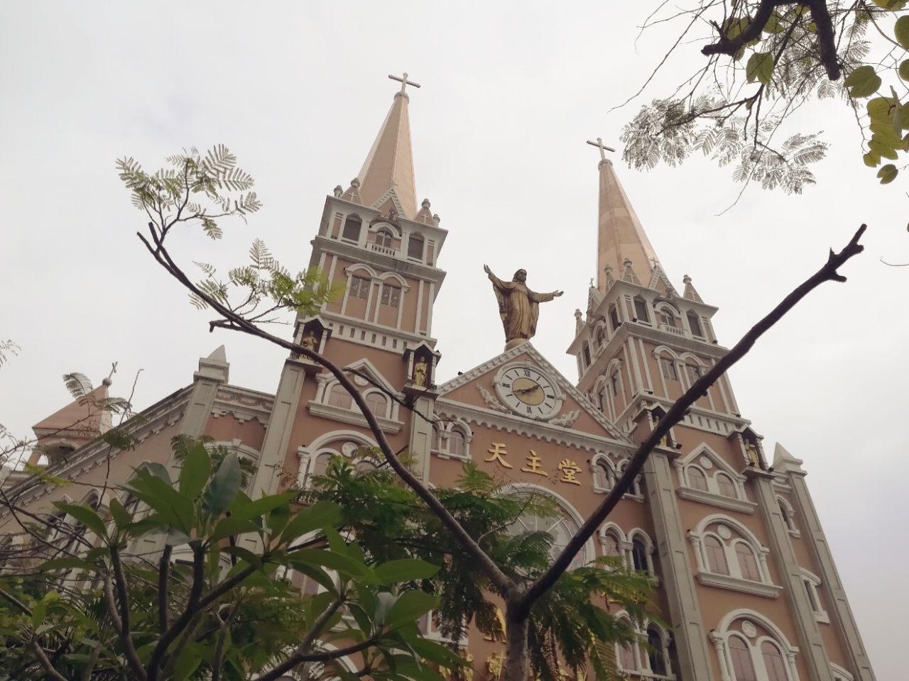 听说是深圳最漂亮的天主教教堂,所以就过来看了,果不其然,教堂非常