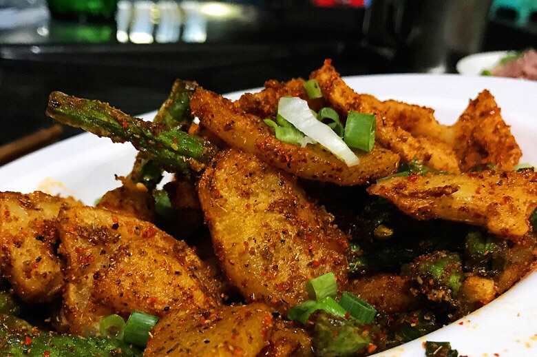 有生菜 蒜片  嫩肉片 确实多嫩的 但是还是不要烤久了哈  素菜5元一份