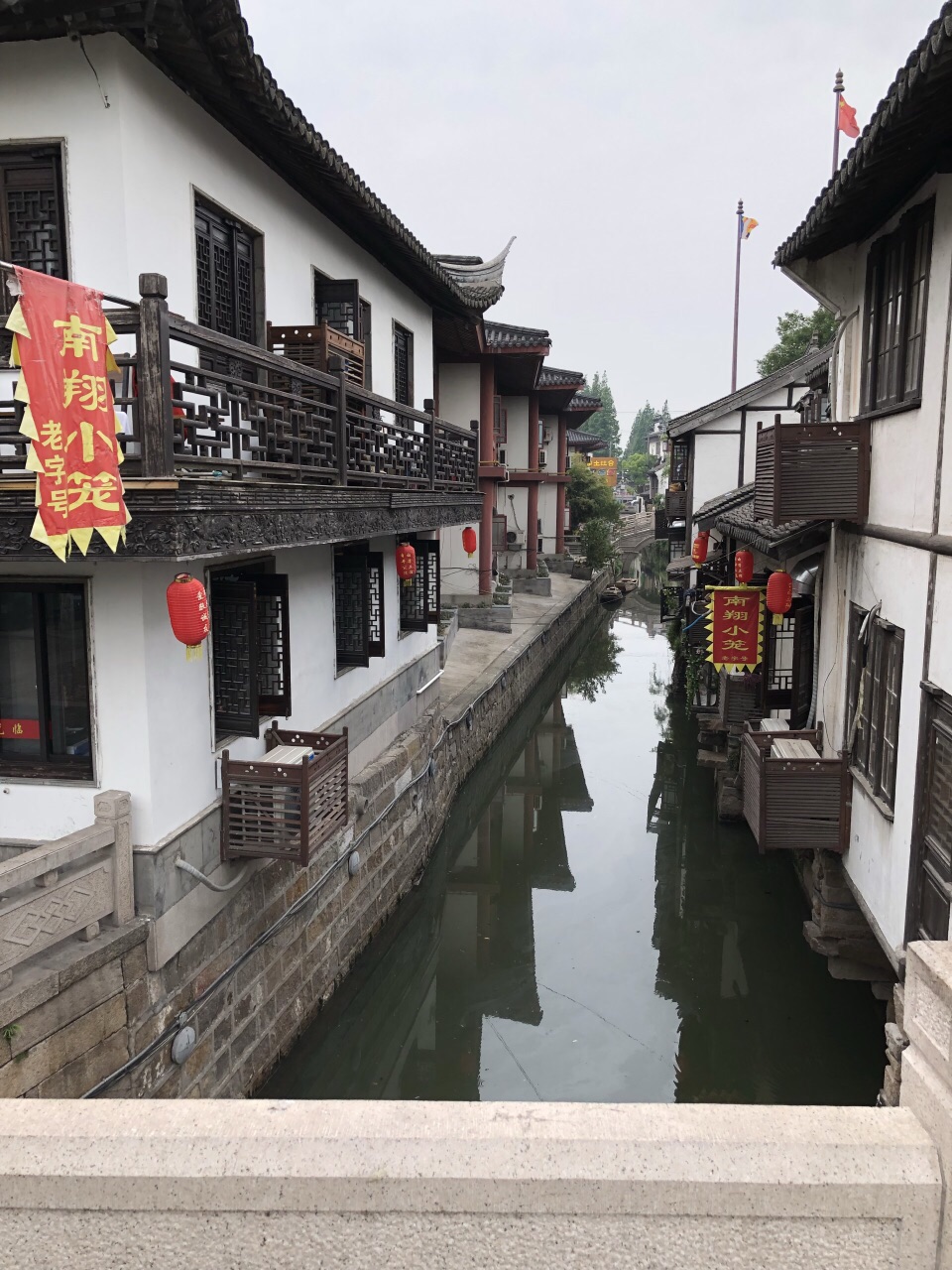 南翔老街坐落于南翔古镇的中心,为传统的商业区和居民住宅区.