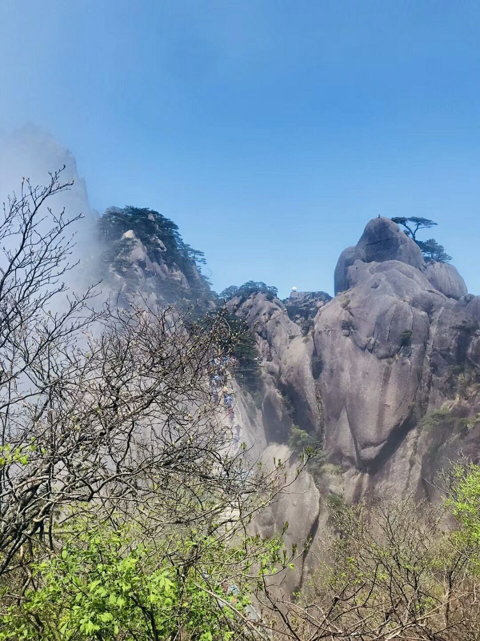 也是觀看黃山日出最好的地方,在光明頂上有著名的天文氣象站,如果天氣