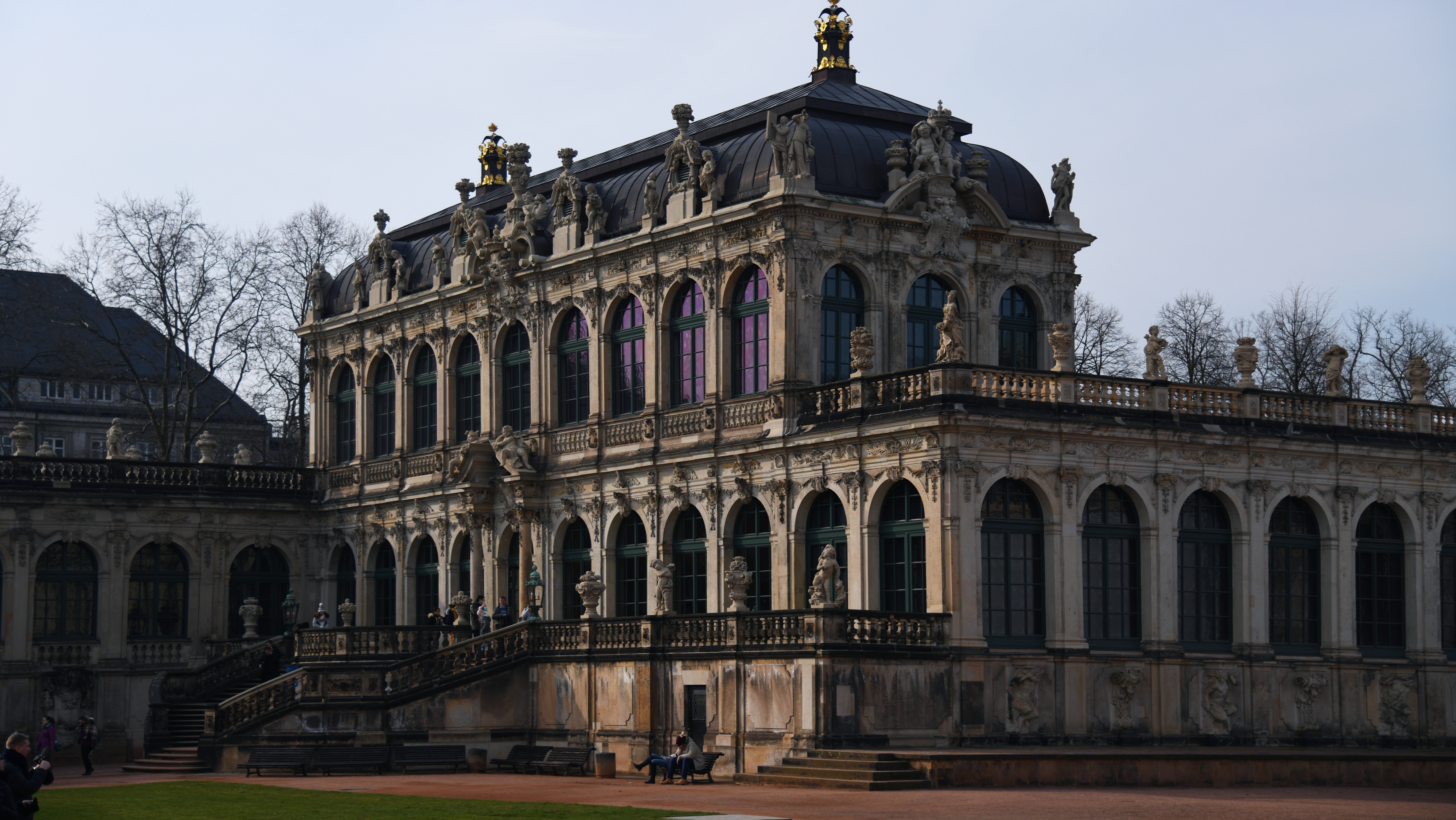 整个德累斯顿最受德国人喜爱的建筑是茨温格宫,这座浪漫的巴洛克宫殿