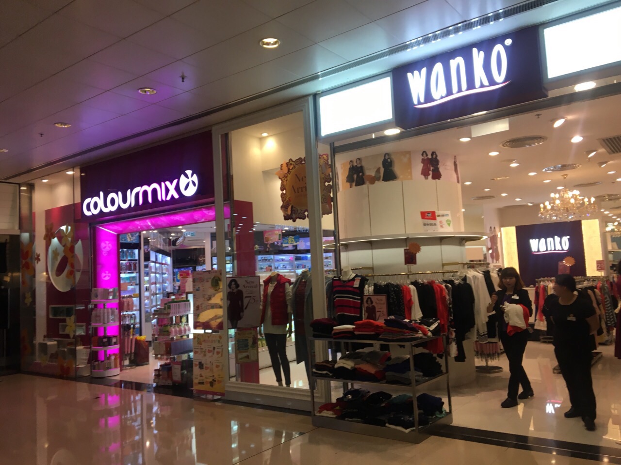 威高也就是veeko,这个在香港也是常见的女装品牌,风格和wanko很