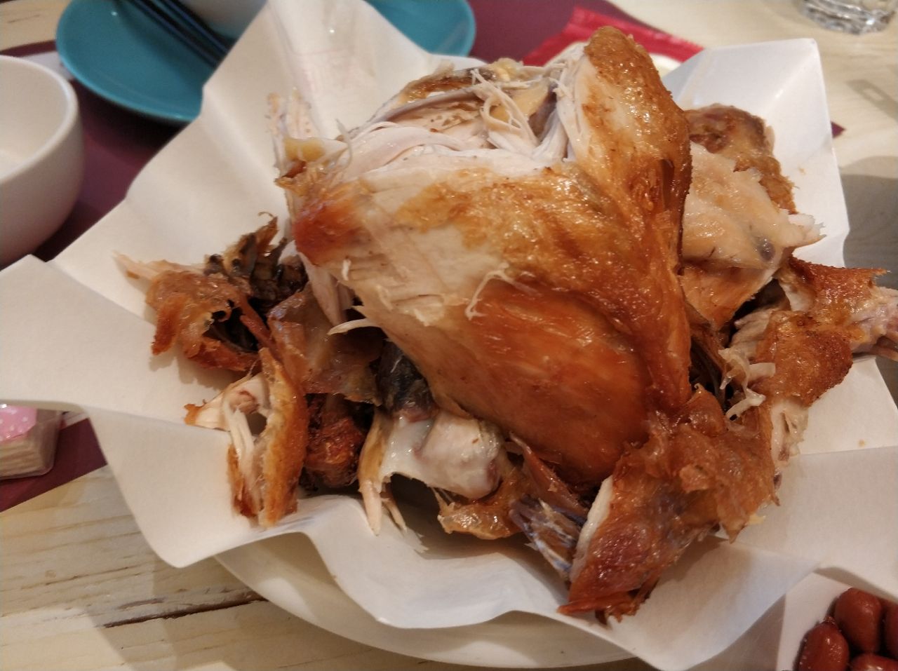 手撕脆皮鸡很嫩不油,苔条花生香脆,盐水基围虾新鲜,三鲜锅仔量足味鲜