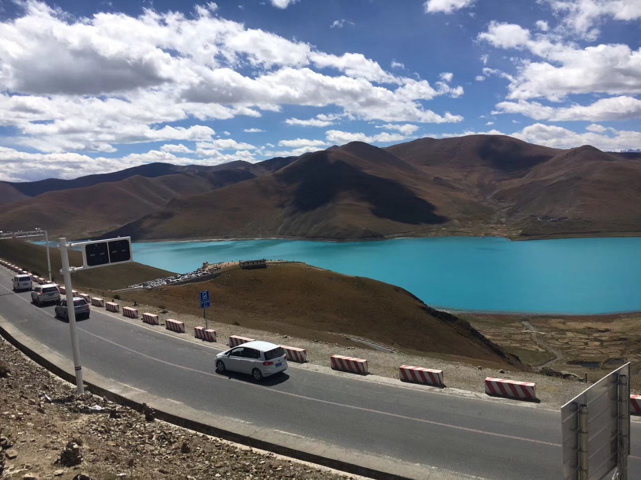 距离拉萨市有一个多小时的车程,最好是在拉萨车包车前往.