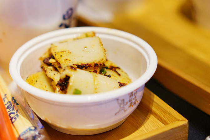 香煎二块粑,这个是特色了,里面包了折耳根
