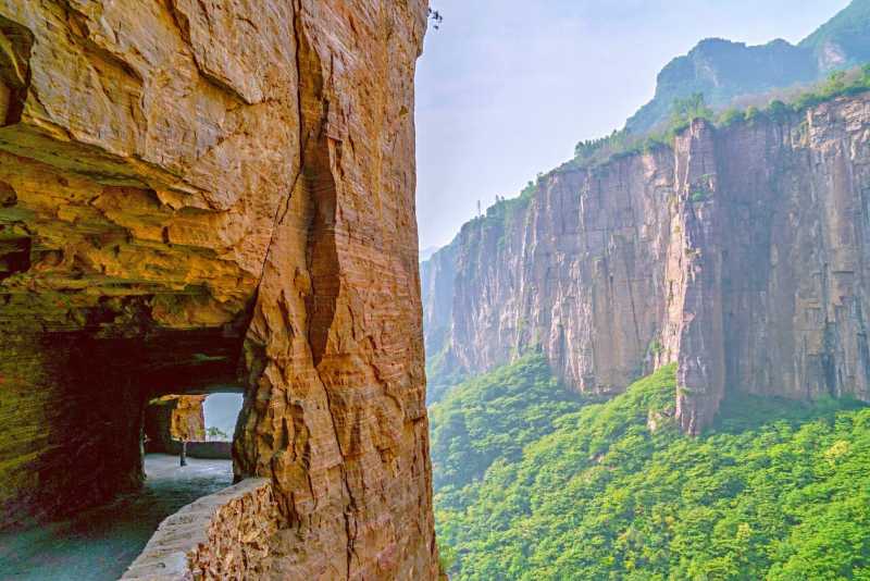 太行明珠郭亮村的挂壁公路