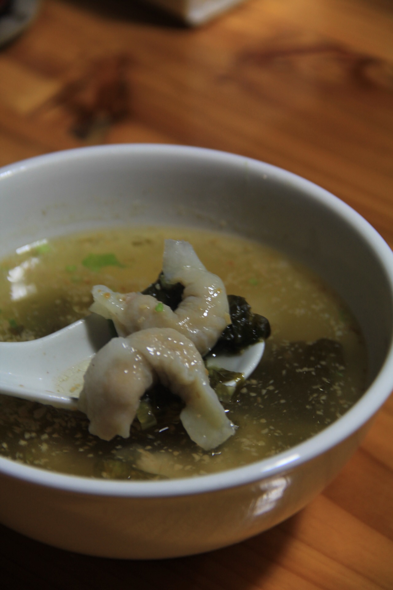 汤色清亮清香鱼皮饺满满的海鲜气息再次感叹潮汕人的会吃