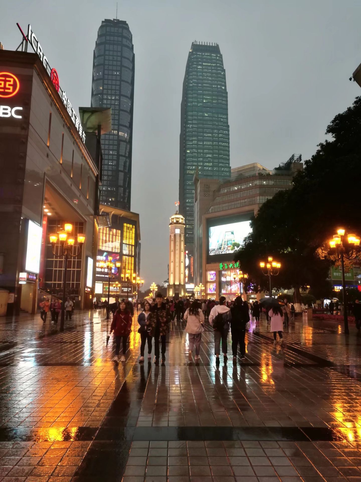 【携程攻略】重庆解放碑步行街景点,重庆的大心脏，解放碑。高楼林立，西部最大的步行街。美女，美食很多…