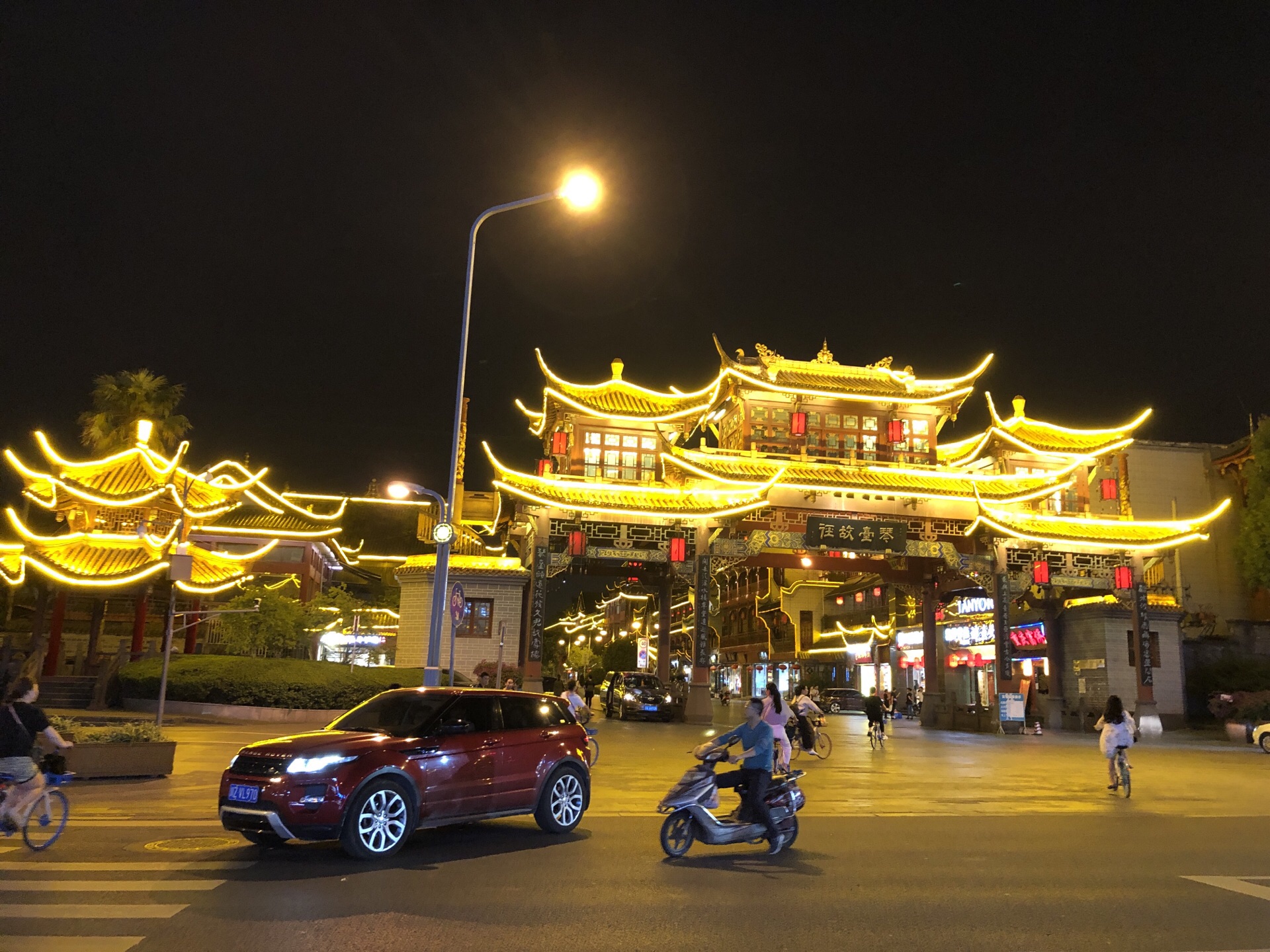 大家兴奋的走进了琴台故径,这里的夜景是成都最美夜景之一,琴台路两边