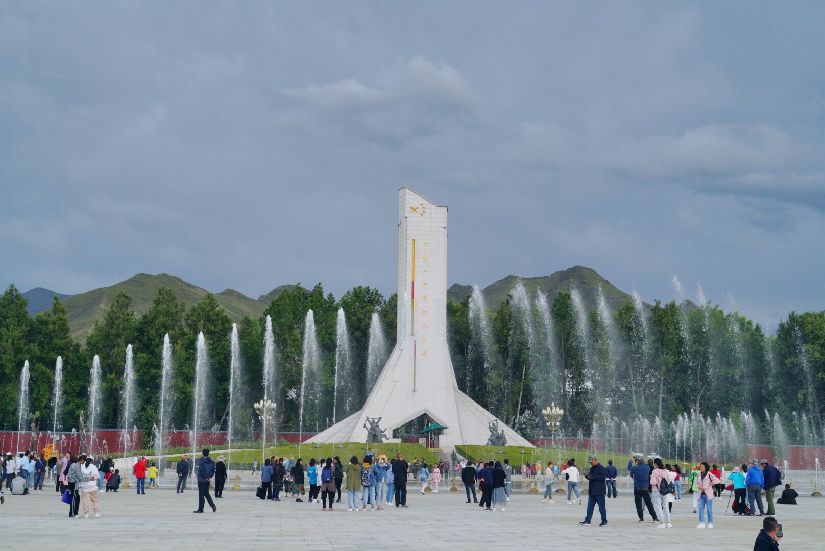 2022西藏和平解放纪念碑游玩攻略,纪念碑在布达拉宫广场的南端...【去哪儿攻略】