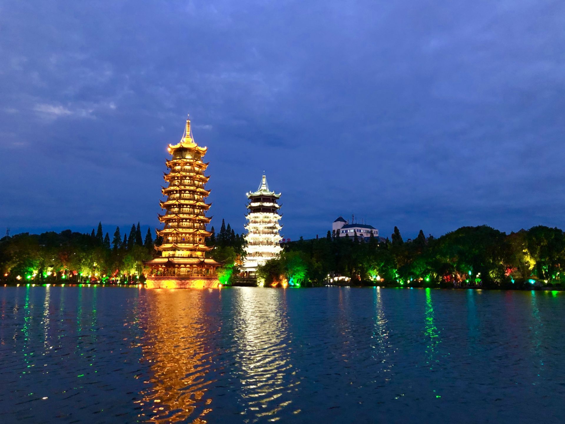【携程攻略】桂林日月双塔景点,日月塔，晚上比较漂亮，日塔有电梯