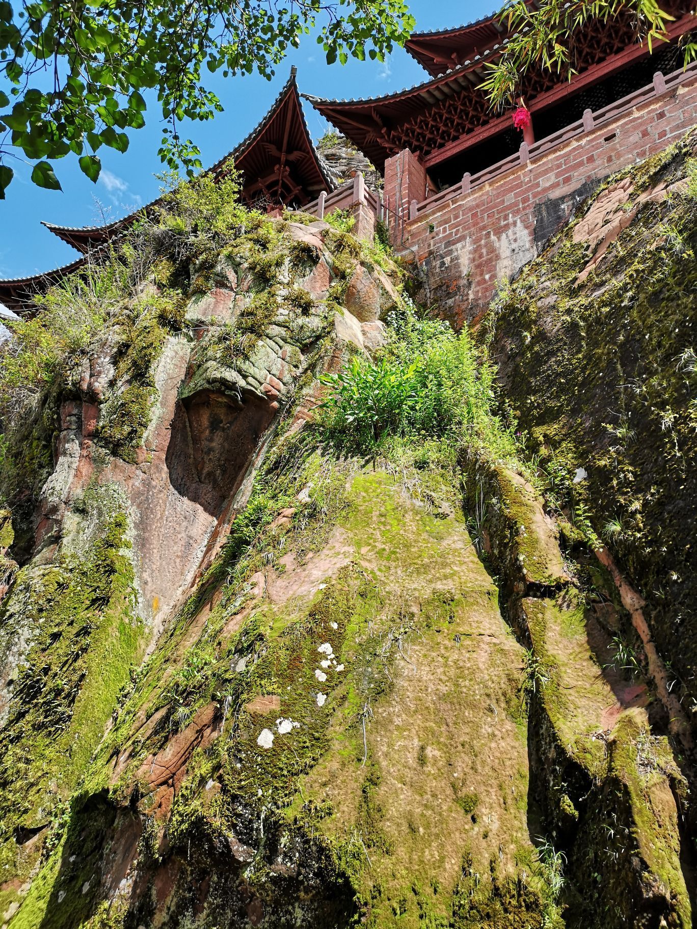 石钟寺在石宝山是石钟山,坐观光车15分钟就到