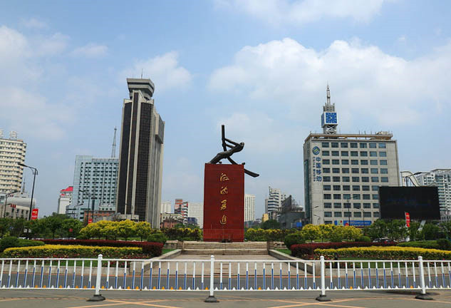 吉林江城广场位于吉林省吉林市昌邑区吉林大街153号,是位于吉林大桥