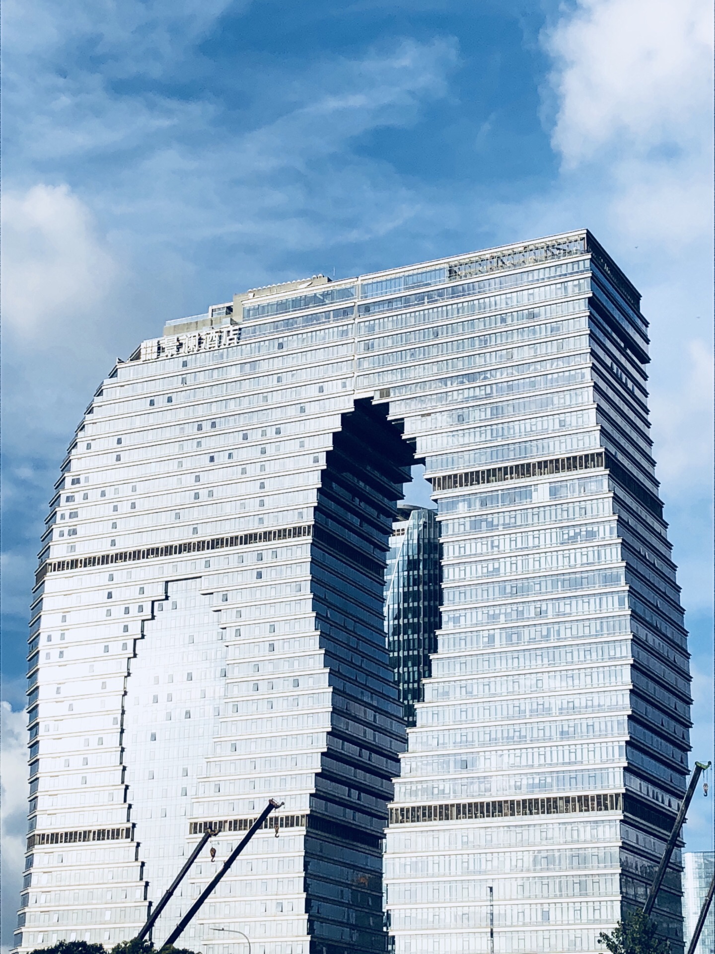 桂林有象山,杭州有"象楼"[偷笑]从远处看,在滨江区沿江大道旁,星光