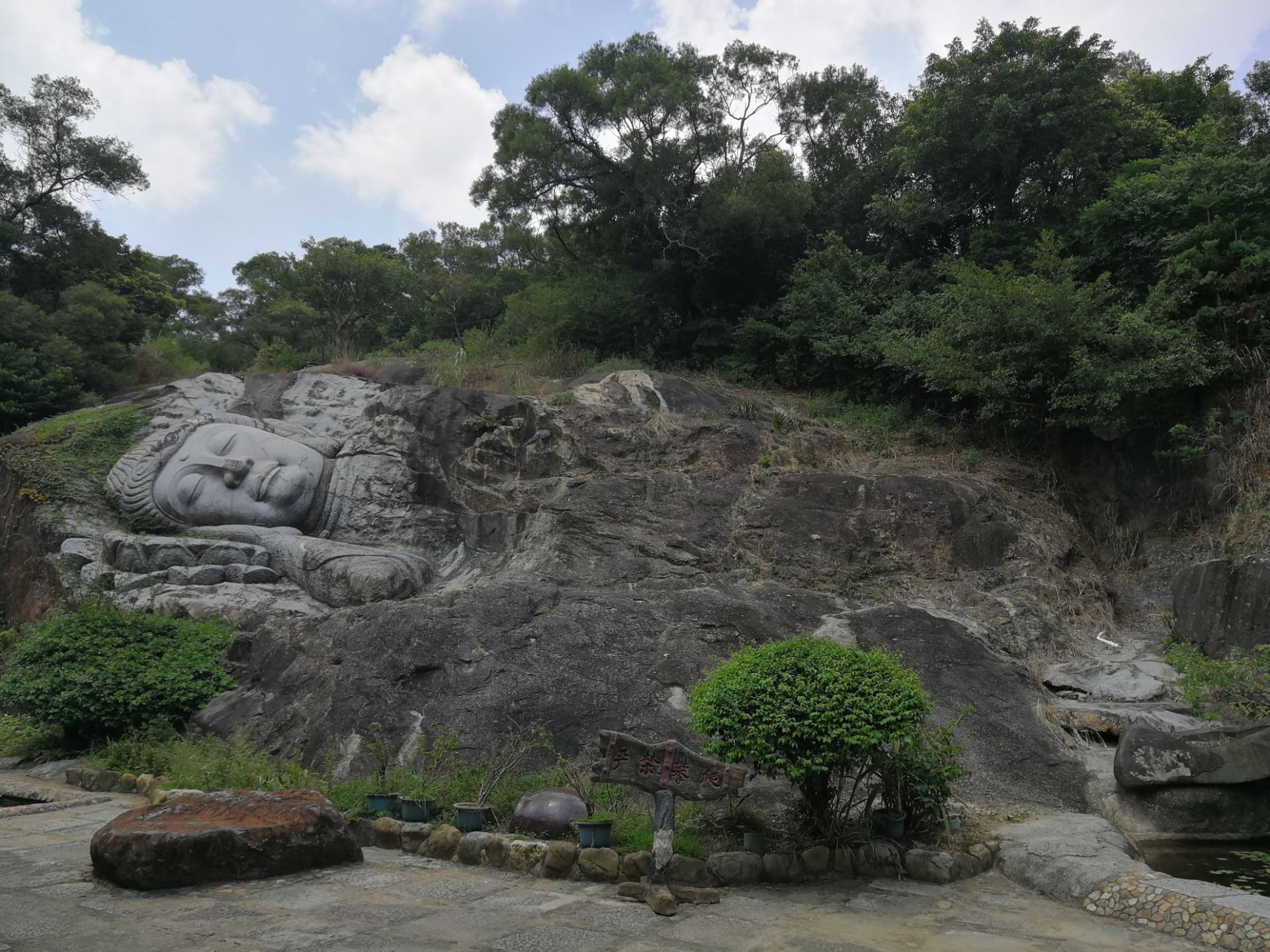 泉州清源山最高峰有南台寺,寺内很宁静,古树成荫,环境优美.