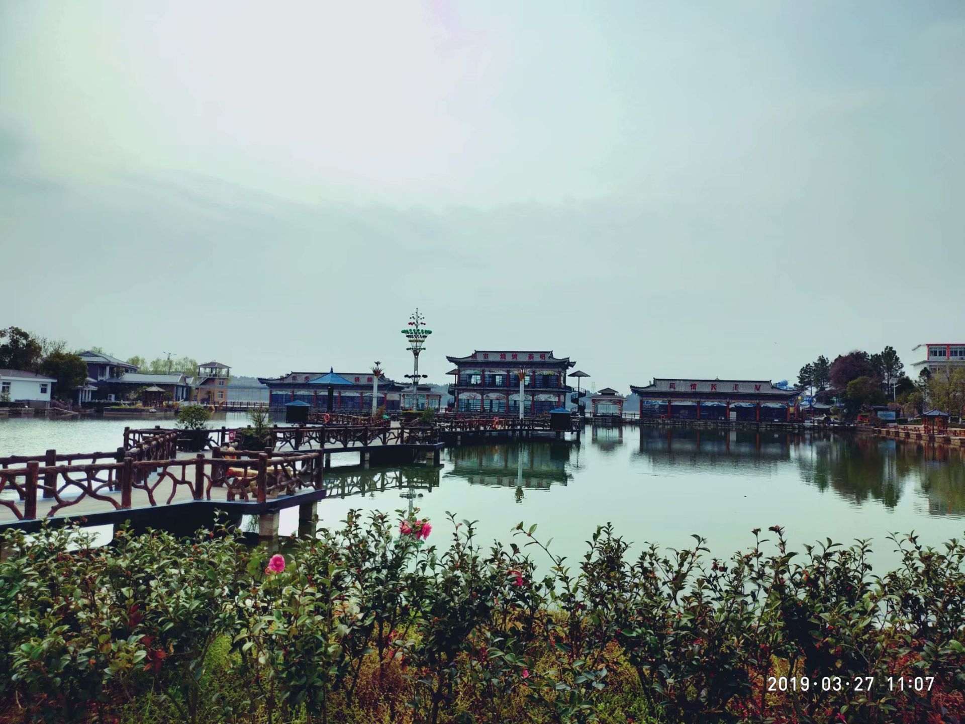 【携程攻略】宁城紫蒙湖旅游风景区景点,湖很大很大，水也比较清澈，环绕着几座大山额，可划船，10月初经过此…