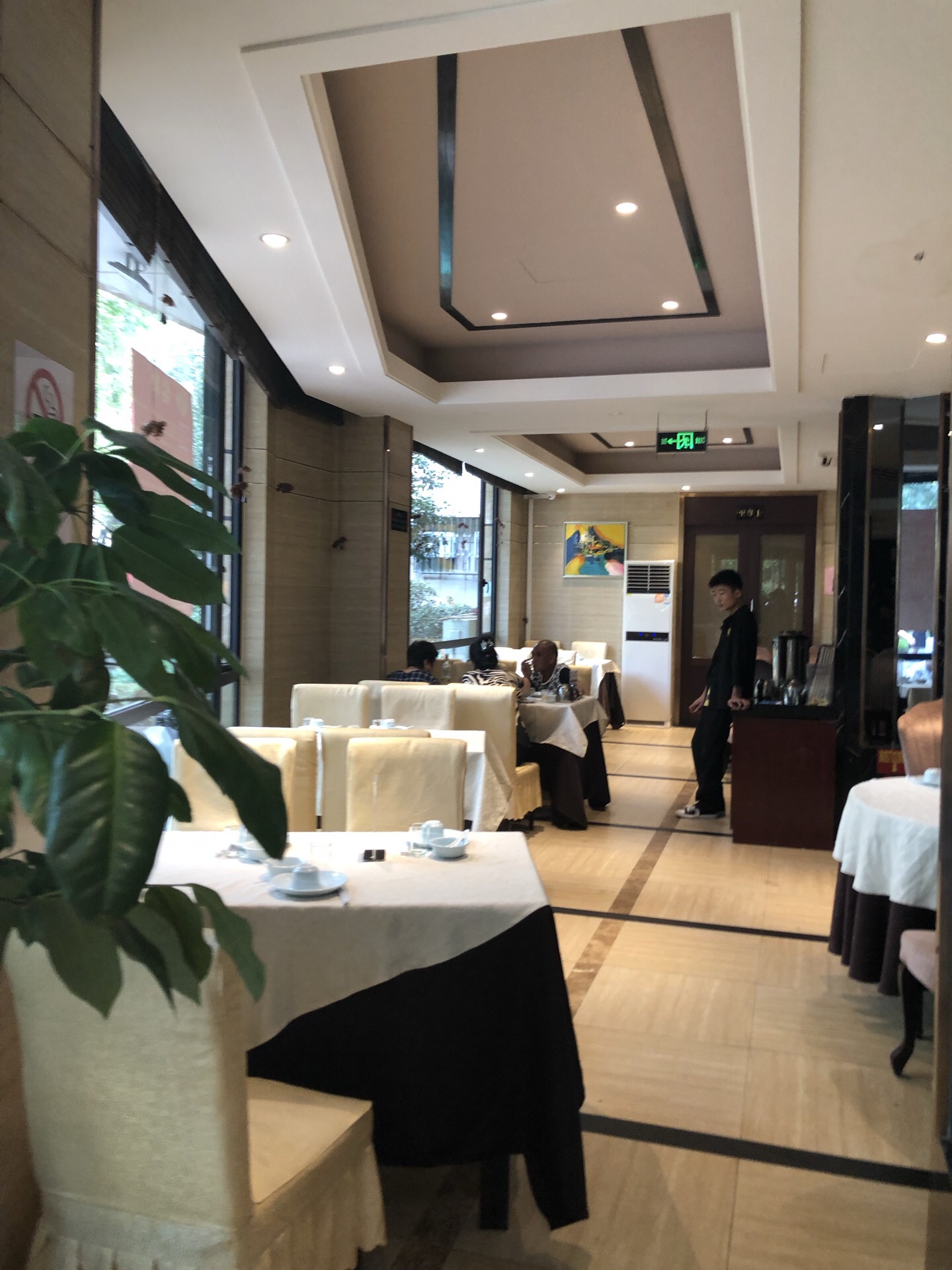 2023丰园美食餐厅,这家餐厅的面积还是非常大的.【去哪儿攻略】