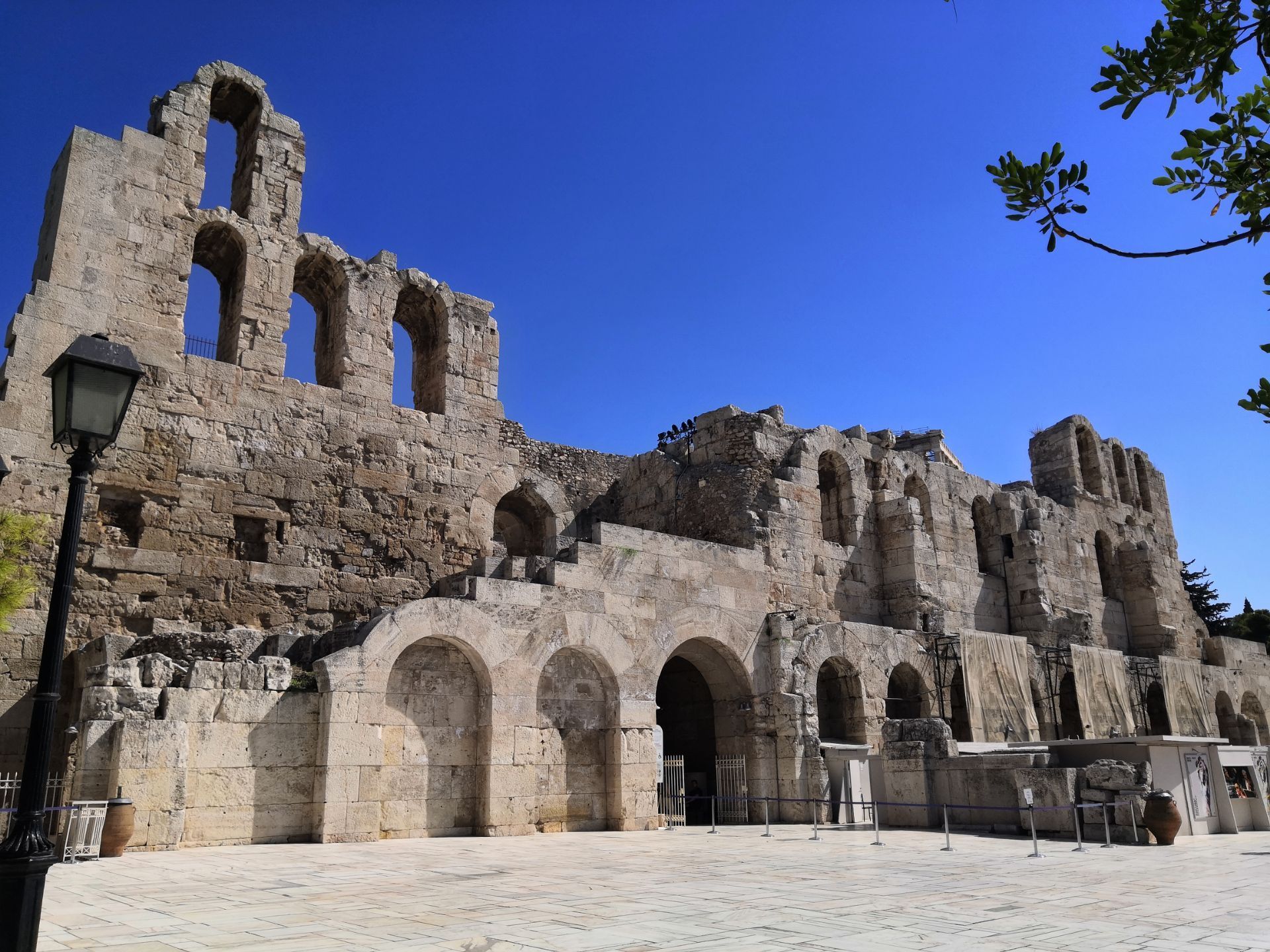 【携程攻略】雅典阿迪库斯剧场景点,希腊阿迪库斯露天剧场位于卫城内，建于公元161年，由罗马大帝时代的…