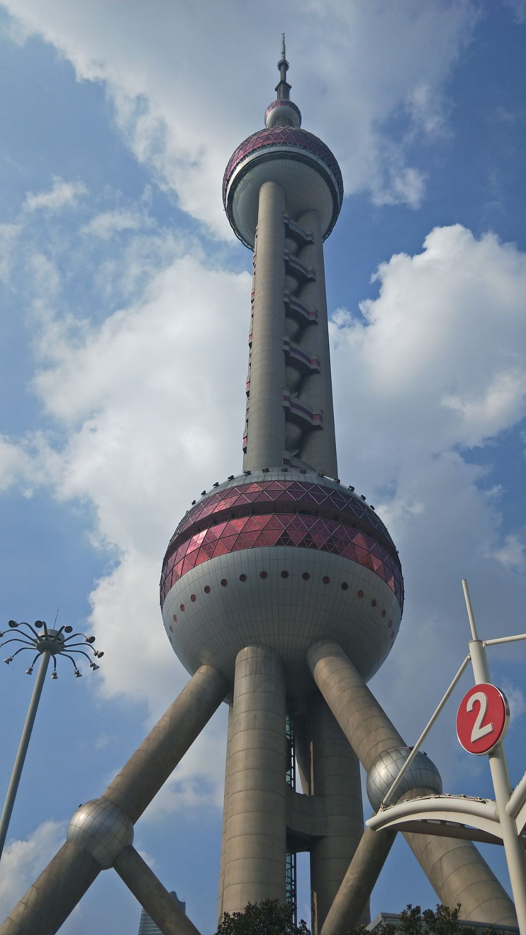 【携程攻略】上海东方明珠景点,排队上塔时候，用了1小时，还只能接近塔前台阶，突然下雨啦，如柱如…