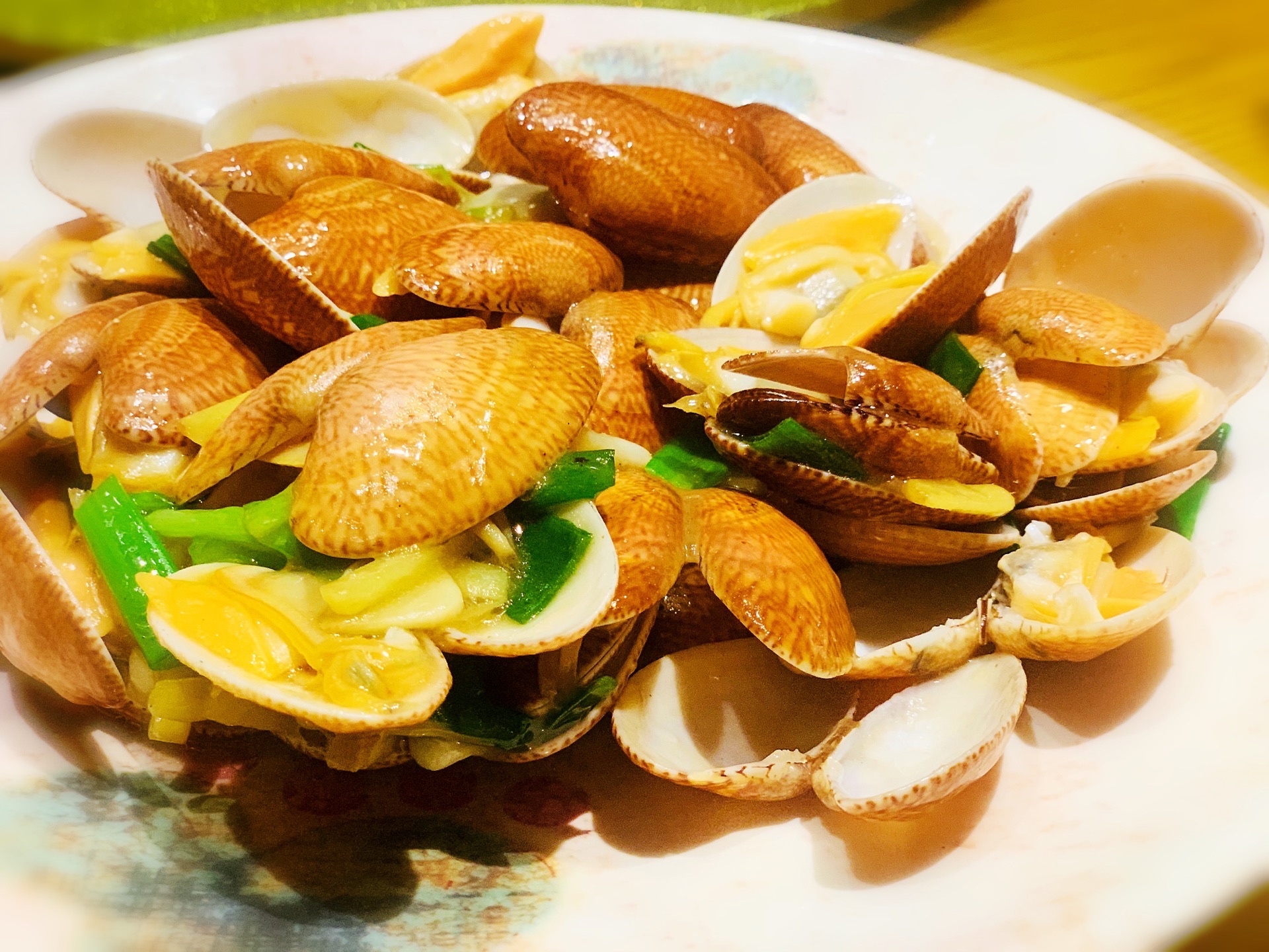 2024宝燕海鲜音乐餐厅(春申店)美食餐厅,「葱油蒸帝王蟹」是推荐做法